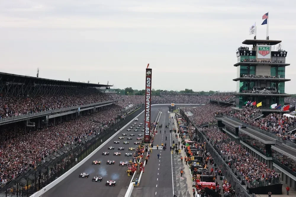 2025 Indy 500 field on warmup lap