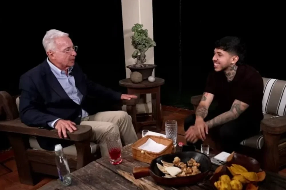 Álvaro Uribe responde a Westcol por acusaciones de ‘falsos positivos’ y paramilitarismo en entrevista.