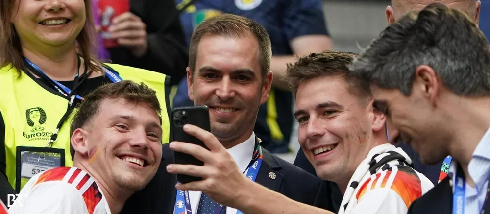 Philipp Lahm mit Nationalmannschafts-Fans bei der EM2024