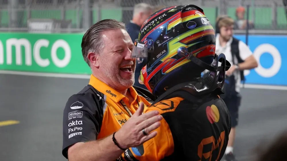Zak Brown celebra un triundo de Piastri